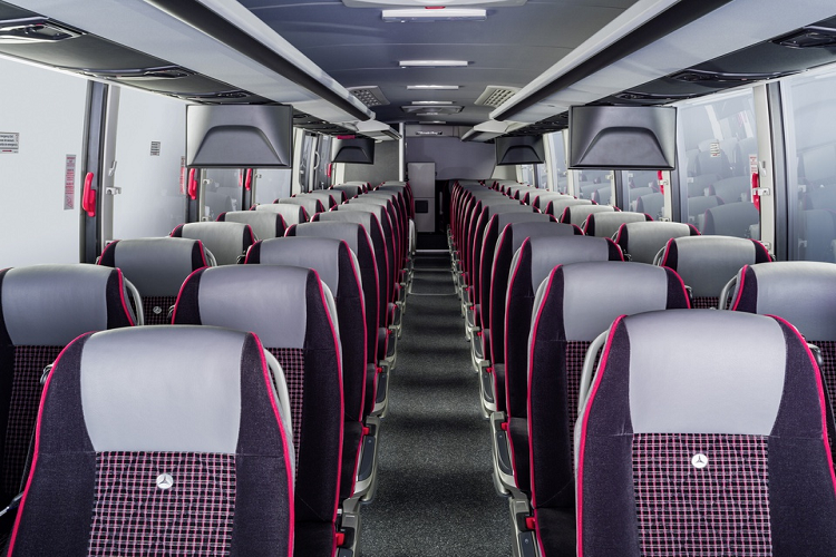 Đặc biệt, Tourrider Premium có tùy chọn trần xe làm bằng kính giúp hành khách có trải nghiệm chân thực khi ngắm nhìn bầu trời vào ban đêm. Mercedes-Benz còn lắp đặt hệ thống điều hoà công suất 35 kW