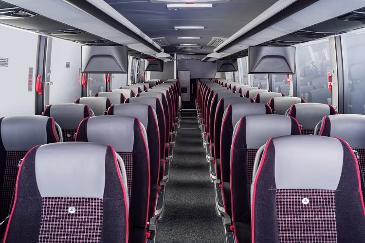 Đặc biệt, Tourrider Premium có tùy chọn trần xe làm bằng kính giúp hành khách có trải nghiệm chân thực khi ngắm nhìn bầu trời vào ban đêm. Mercedes-Benz còn lắp đặt hệ thống điều hoà công suất 35 kW