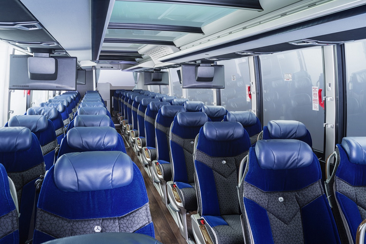 Dài gần 14 m, hai mẫu xe buýt Mercedes-Benz Tourrider Business và Tourrider Premium 2022 mới cho khoảng không gian bên trong rộng rãi cho hành khách. Có hẳn một thang máy dành cho người ngồi xe lăn và phòng vệ sinh.