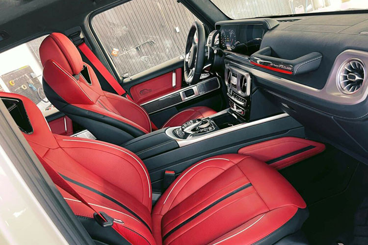 Điểm nhấn bên ngoài của Mercedes-AMG G63 40th Years Of Legend về Việt Nam không có quá nhiều sự khác biệt so với các bản tiêu chuẩn, phải đến khi mở cửa bước vào trong khoang lái, nội thất của xe Mercedes-AMG G63 phiên bản 40th Years Of Legend mới thể hiện đẳng cấp.