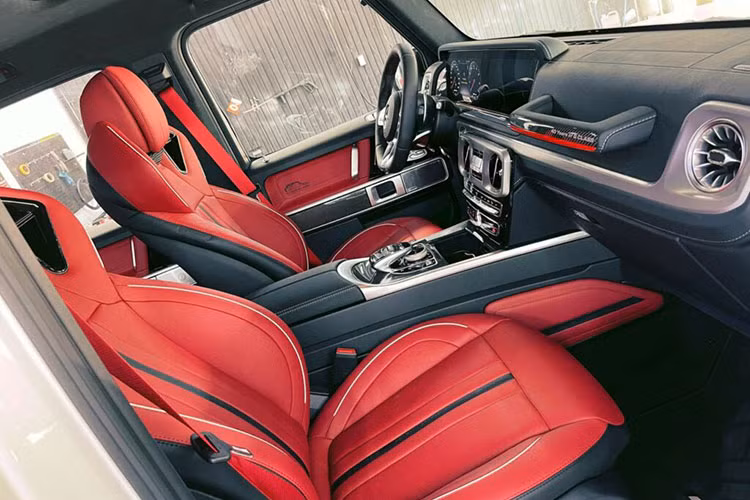 Điểm nhấn bên ngoài của Mercedes-AMG G63 40th Years Of Legend về Việt Nam không có quá nhiều sự khác biệt so với các bản tiêu chuẩn, phải đến khi mở cửa bước vào trong khoang lái, nội thất của xe Mercedes-AMG G63 phiên bản 40th Years Of Legend mới thể hiện đẳng cấp.