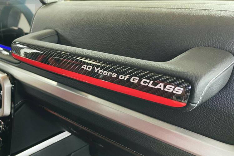 Chiếc xe Mercedes-AMG G63 phiên bản 40th Years Of Legend trong bài viết này có nội thất bọc da ca cấp với tông màu đỏ rất nổi bật, bên thành cửa xe ngoài chất liệu da cao cấp còn có logo 40 Years Of Legend đi kèm hình ảnh mô phỏng dòng xe Mercedes-AMG G63.