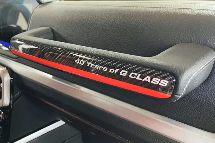 Chiếc xe Mercedes-AMG G63 phiên bản 40th Years Of Legend trong bài viết này có nội thất bọc da ca cấp với tông màu đỏ rất nổi bật, bên thành cửa xe ngoài chất liệu da cao cấp còn có logo 40 Years Of Legend đi kèm hình ảnh mô phỏng dòng xe Mercedes-AMG G63.