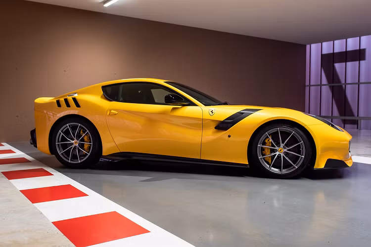 Hai siêu xe khác của Ferrari cũng phải "ra đi" là chiếc F12tdf đời 2016 và 458 Speciale. Chiếc F12tdf mang màu vàng Giallo, đi kèm bộ mâm 20 inch và tựa ghế có thêu logo của tay đua này. Công-tơ-mét của siêu xe dừng ở 1.183 km trong khi chiếc 458 Speciale cũng chỉ hơn 3.000 km.