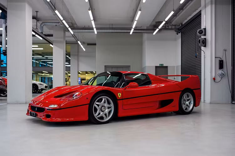 Vettel là người khá kín tiếng ở đời sống cá nhân nên không ai rõ tay đua từng 4 lần vô địch F1 sở hữu bao nhiêu xe trong garage. Tuy nhiên, có ít nhất 8 chiếc siêu xe của Vettel đã bán cho đại lý Tom Hartley Jnr ở Anh.