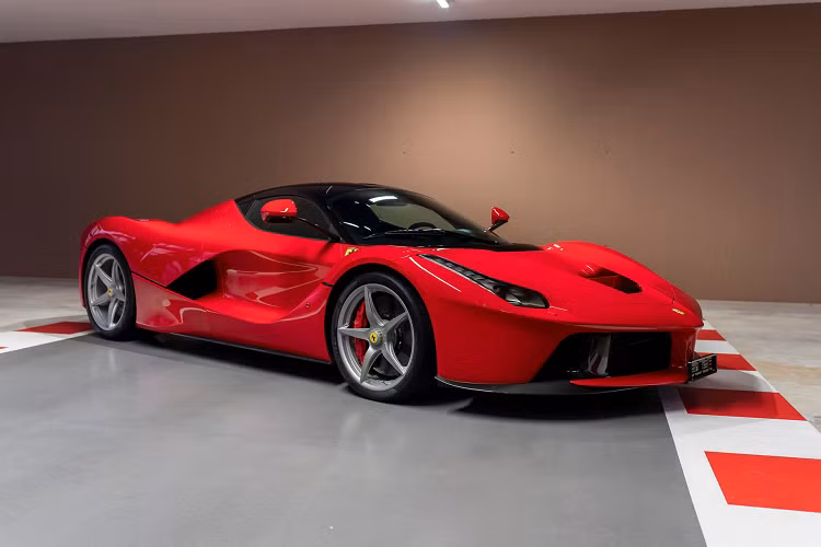 Ba chiếc xe có giá trị nhất được Vettel bán đi là Ferrari LaFerrari đời 2016, Enzo 2004 và F50 1996. Chiếc Enzo và LaFerrari đã tìm được chủ mới sau khi về đến đại lý Tom Hartley Jnr. LaFerrari là chiếc Ferrari được săn đón nhất hiện nay khi hãng siêu xe Italy chỉ sản xuất 500 chiếc bản coupe và 210 chiếc bản mui trần Aperta.