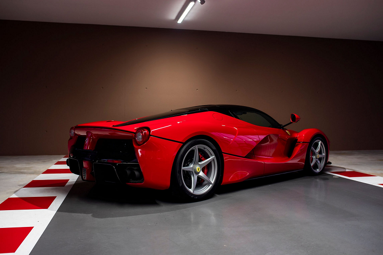 Bên cạnh số lượng hạn chế, giá trị của LaFerrari còn nằm ở việc đây là chiếc Ferrari đầu tiên sử dụng động cơ hybrid. Cung cấp sức mạnh cho xe là động cơ V12 6.3L và mô-tơ điện, sản sinh tổng công suất 950 mã lực và mô-men xoắn 899 Nm. Mức giá khởi điểm của siêu xe này là 1,2 triệu USD. Hiện nay, một chiếc LaFerrari đã qua sử dụng có giá không dưới 3 triệu USD.