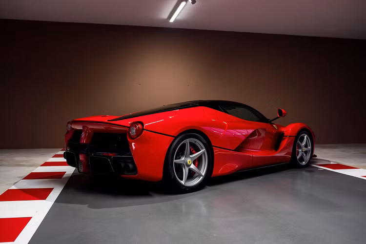 Bên cạnh số lượng hạn chế, giá trị của LaFerrari còn nằm ở việc đây là chiếc Ferrari đầu tiên sử dụng động cơ hybrid. Cung cấp sức mạnh cho xe là động cơ V12 6.3L và mô-tơ điện, sản sinh tổng công suất 950 mã lực và mô-men xoắn 899 Nm. Mức giá khởi điểm của siêu xe này là 1,2 triệu USD. Hiện nay, một chiếc LaFerrari đã qua sử dụng có giá không dưới 3 triệu USD.