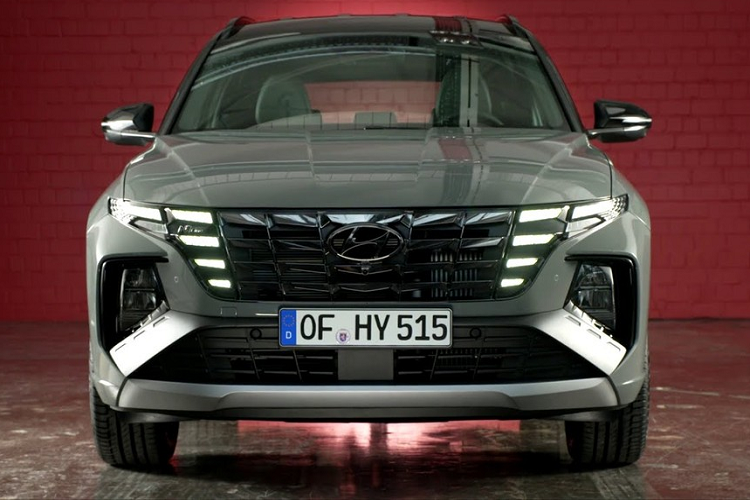 Ngoài ra, xe còn có những chi tiết ngoại thất màu đen như lưới tản nhiệt, viền bao quanh đèn pha và ốp gương ngoại thất. Trên lưới tản nhiệt có logo "N Line" như dấu hiệu nhận biết cho phiên bản thể thao.