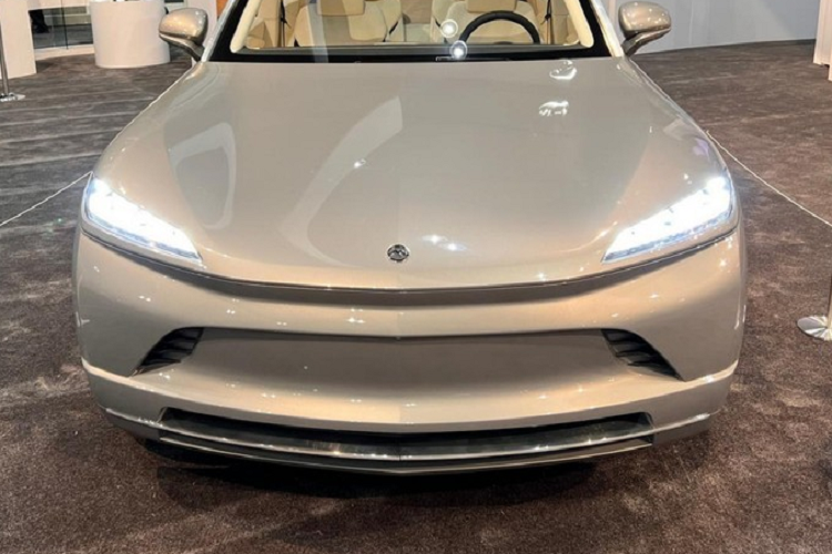 Công ty cũng tiết lộ Five sẽ học hỏi từ đối thủ Tesla với những chế độ giám sát Sentry và Dog của riêng mình.