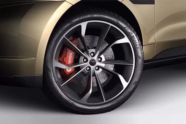 Mẫu xe này cũng được tuyên bố là có cự li di chuyển khoảng 520 km khi sạc đầy pin, và công ty cho biết khách hàng có thể mong đợi khả năng sạc nhanh, sẽ cung cấp 80% mức sạc trong 21 phút.