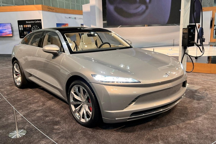 Mullen Technologies, một công ty sản xuất xe điện thành lập năm 2014 với trụ sở ở California, đã sử dụng Triển lãm Ô tô Los Angeles 2021 để giới thiệu một sản phẩm hoàn toàn mới gọi là Five. Mang vai trò một mẫu SUV Mullen Five chạy điện sang trọng, Five có thiết kế trơn mượt nhưng có phần hơi nhạt nhẽo. Công ty không công bố nhiều chi tiết cụ thể, nhưng từ hình ảnh tại hiện trường, ta thấy mẫu xe nhỏ gọn này có đèn pha mỏng, tay nắm cửa ẩn, và trang bị bộ la-zăng 23 inch.