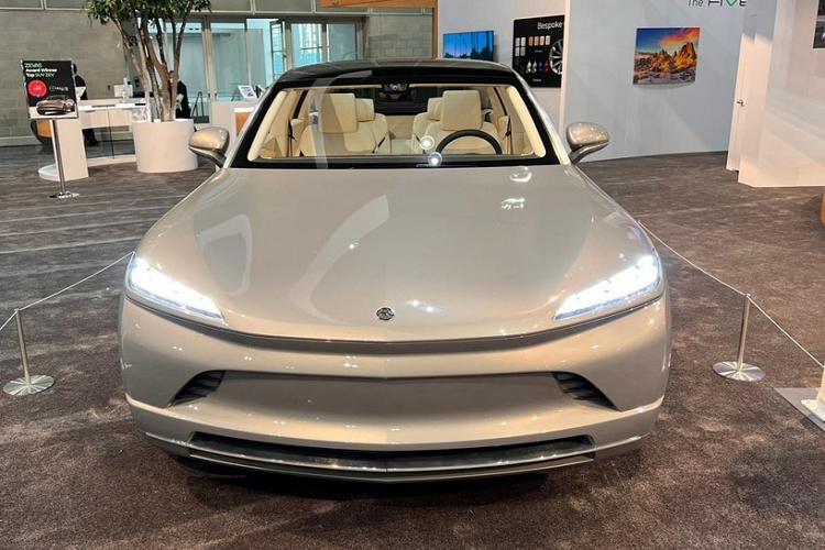 Mức giá xe Mullen Five sẽ có mức khởi điểm 55.000 USD (tương đương 1,246 tỷ đồng) và leo lên 75.000 USD (tương đương 1,699 tỷ đồn) đối với bản Touring. Công ty dự kiến sẽ bắt đầu quá trình sản xuất vào quý 4 năm 2023, và giao hàng vào quý 2 năm 2024, nếu như mọi thứ diễn ra thuận lợi đúng kế hoạch.