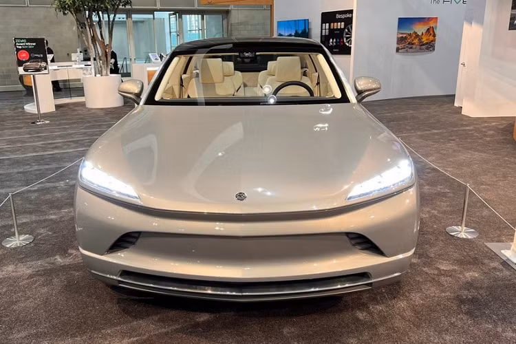 Mức giá xe Mullen Five sẽ có mức khởi điểm 55.000 USD (tương đương 1,246 tỷ đồng) và leo lên 75.000 USD (tương đương 1,699 tỷ đồn) đối với bản Touring. Công ty dự kiến sẽ bắt đầu quá trình sản xuất vào quý 4 năm 2023, và giao hàng vào quý 2 năm 2024, nếu như mọi thứ diễn ra thuận lợi đúng kế hoạch.