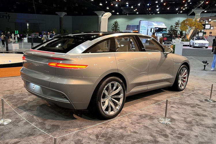 Phong cách “chung chung” tiếp tục thể hiện trong cabin vì Mullen Five chạy điện mới có một cụm công cụ kỹ thuật số nhỏ và hệ thống thông tin giải trí nằm tự do trên mặt táp lo. Chúng ta cũng có thể nhìn thấy những bề mặt trang trí bằng gỗ, và hầu như không có bất kỳ nút bấm truyền thống nào cả. Nhà sản xuất sẽ cung cấp ba phiên bản Five khác biệt, với bản Touring cấp trung có hai ghế sau riêng lẻ ,có thể ngả ra và được ngăn cách bằng một bảng điều khiển trung tâm dài.