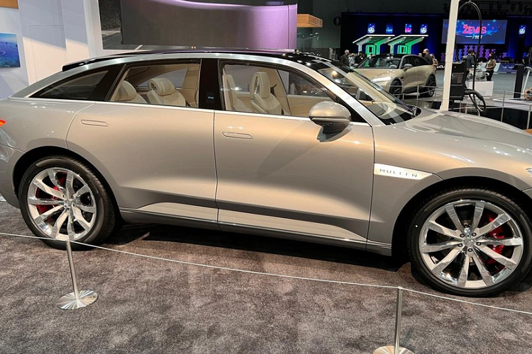 Mullen Five RS sẽ có những phụ tùng bằng chất liệu carbon và bộ phanh sứ-carbon, sẽ có gia tốc từ 0-96 km/h trong 1,9 giây, trước khi đạt tốc độ tối đa trên 320 km/h.