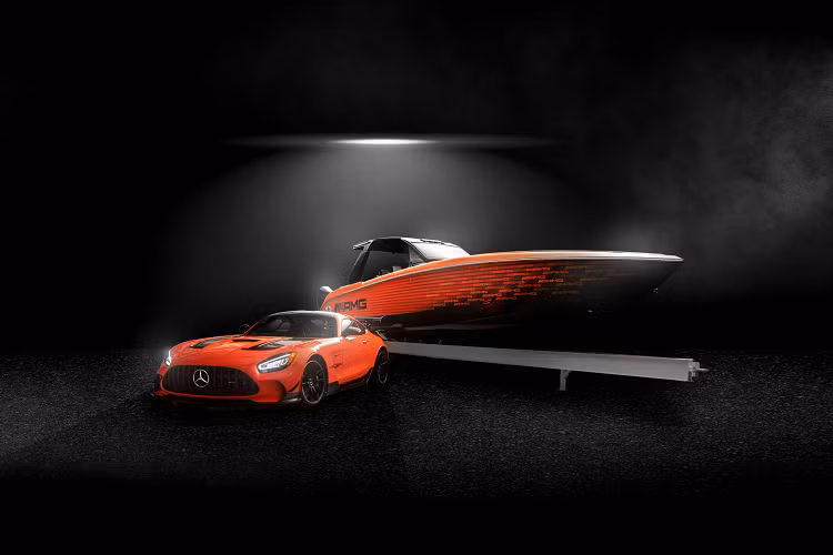 Trong khi đó, Mercedes-AMG GT Black Series trang bị động cơ tăng áp kép V8 Biturbo dung tích 4.0L tên mã M178 LS2.