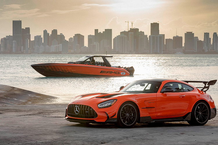 Được đặt tên là siêu thuyền cao tốc Cigarette 41’ Nighthawk AMG Black Series, đây là mẫu thuyền cao tốc đặc biệt thứ 13 được hợp tác phát triển bởi phân nhánh AMG và hãng du thuyền danh tiếng Cigarette Racing.