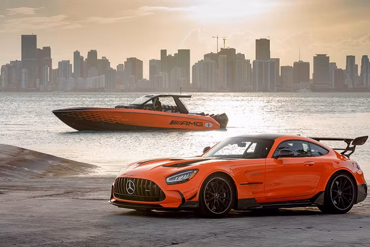 Được đặt tên là siêu thuyền cao tốc Cigarette 41’ Nighthawk AMG Black Series, đây là mẫu thuyền cao tốc đặc biệt thứ 13 được hợp tác phát triển bởi phân nhánh AMG và hãng du thuyền danh tiếng Cigarette Racing.