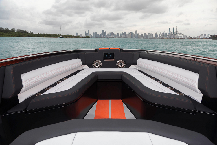 Siêu thuyền Cigarette 41 ’Nighthawk có hai hàng ghế ở phía trước với khả năng điều chỉnh độ cao ghế. Hành khách có thể tận hưởng cảm giác sảng khoái khi lướt đi trên mặt nước ở dãy ghế chữ U đặt trước mũi thuyền. Ngoài ra còn có khu vực sảnh khách hình chữ L ở đuôi thuyền.