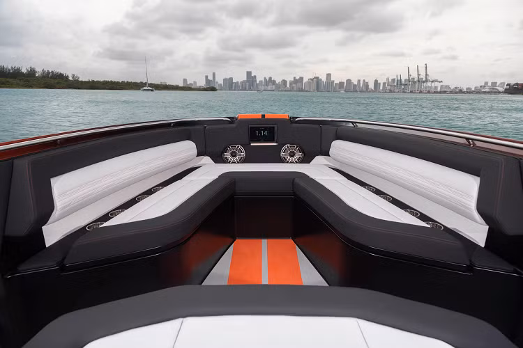 Siêu thuyền Cigarette 41 ’Nighthawk có hai hàng ghế ở phía trước với khả năng điều chỉnh độ cao ghế. Hành khách có thể tận hưởng cảm giác sảng khoái khi lướt đi trên mặt nước ở dãy ghế chữ U đặt trước mũi thuyền. Ngoài ra còn có khu vực sảnh khách hình chữ L ở đuôi thuyền.