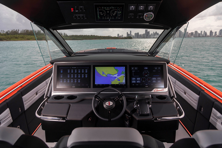 Tương tự GT Black Series, thuyền cao tốc này được trang bị ba màn hình đa chức năng Garmin 86 17 đặt gọn trong bảng điều khiển trung tâm được cắt gia công CNC từ nhôm nguyên khối màu đen.
