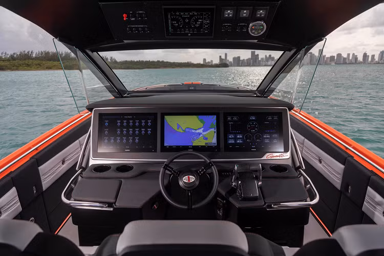 Tương tự GT Black Series, thuyền cao tốc này được trang bị ba màn hình đa chức năng Garmin 86 17 đặt gọn trong bảng điều khiển trung tâm được cắt gia công CNC từ nhôm nguyên khối màu đen.