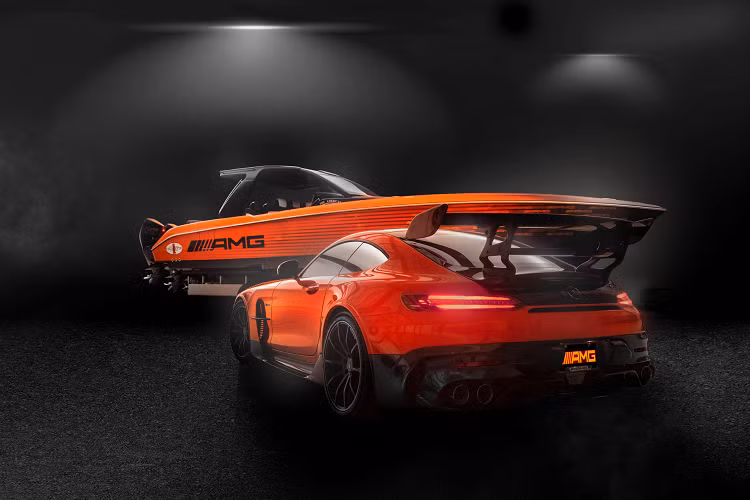 Về sức mạnh, siêu du thuyền này được trang bị không dưới 5 động cơ 450 R V8 4.6 lít 4 từ Mercury Racing, kết hợp để tạo ra tổng công suất 2.250 mã lực, cho phép nó đạt vận tốc 145 km/h. Một tốc độ khá ấn tượng so với kích thước nhỏ gọn của nó.