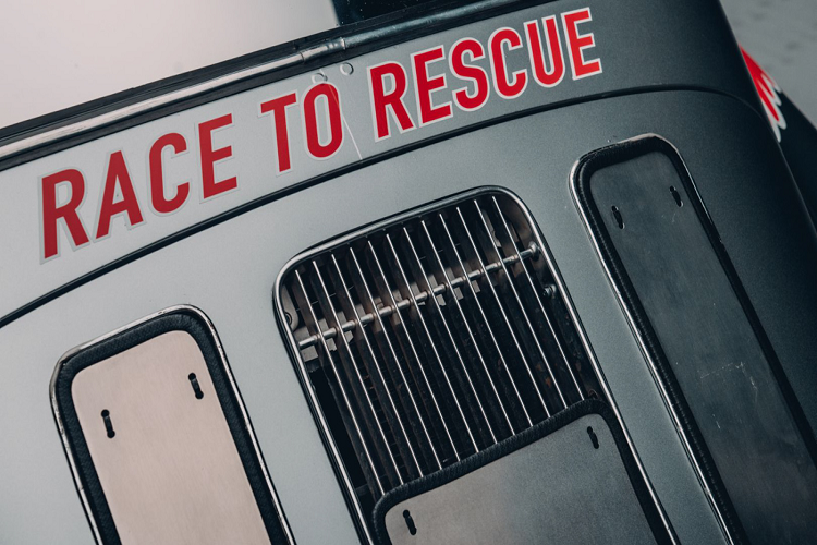 Bradley đã tiến hành thay thế lốp sau của chiếc xe bằng bánh xích để có thể phù hợp hơn trong việc đi trên tuyết và bánh trước đã được thay thế bằng một cặp ván trượt tuyết. Xe được trang bị hệ thống thanh giằng và hệ thống giảm xóc chuyên dụng. Chiếc Porsche 356 sẽ sử dụng hệ thống treo tay đòn với các giảm xóc cho hai bánh xích phía sau.