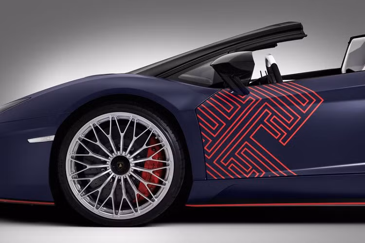 Các chi tiết này hơi chìm trên chiếc Green Onco và nổi bật hơn ở chiếc Blue Emera. Chúng ta có thể dễ dàng nhìn thấy kiểu hoa văn này trên những cánh cửa sổ truyền thống của Hàn Quốc.