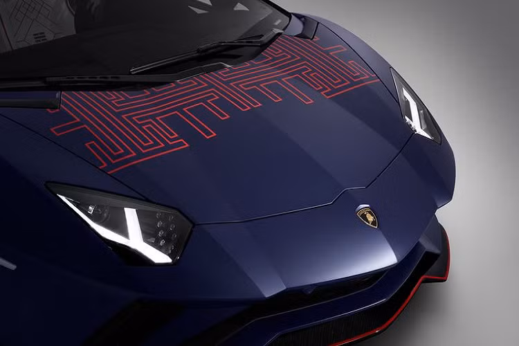 Ngoài ra, trên nắp động cơ của mỗi chiếc Lamborghini Aventador S Roadster Korean Special Series còn có 2 hình bát quát của quốc kỳ Hàn Quốc - Geon và Gam.