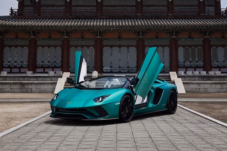Điểm chung của cả 2 chiếc Lamborghini Aventador S Roadster giới hạn này là đều có đồ họa độc đáo lấy cảm hứng từ văn hóa Hàn Quốc trên nắp ca-pô, cánh cửa, vòm bánh xe phía sau và nắp động cơ.