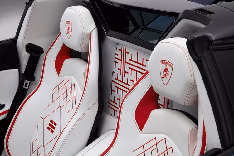 Không có thay đổi cơ học nào xảy ra trên Lamborghini Aventador S Roadster Korean Special, cả 2 chiếc vẫn dùng động cơ hút khí tự nhiên V12 6.5L như Aventador S Roadster thông thường, sản sinh công suất 730 mã lực và mô-men xoắn cực đại 690 Nm.