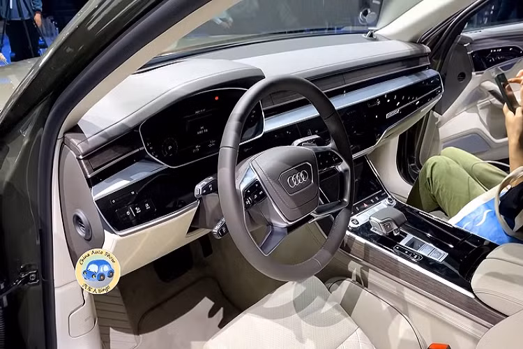 Về sức mạnh, Audi A8 L Horch chỉ được trang bị động cơ tăng áp V6 3.0L kết hợp cùng hệ thống mild-hybrid 48V sản sinh tổng công suất 340 mã lực và momen xoắn cực đại 500 Nm. Đi kèm là hộp số tự động 8 cấp và hệ dẫn động 4 bánh toàn thời gian. Khá bất ngờ khi một mẫu xe đầu bảng mới của Audi như A8 L Horch lại không có sẵn với cấu hình động cơ V8 lớn nhất hiện có.