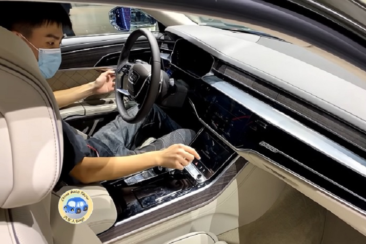 Trục cơ sở của A8 L Horch cũng dài hơn đến 130mm so với mẫu xe nền tảng là A8 L. Phần gia tăng kích thước này đem đến cho chiếc xe một cái nhìn bề thế và sang trọng hơn, với các cánh cửa kéo dài hơn đáng kể.