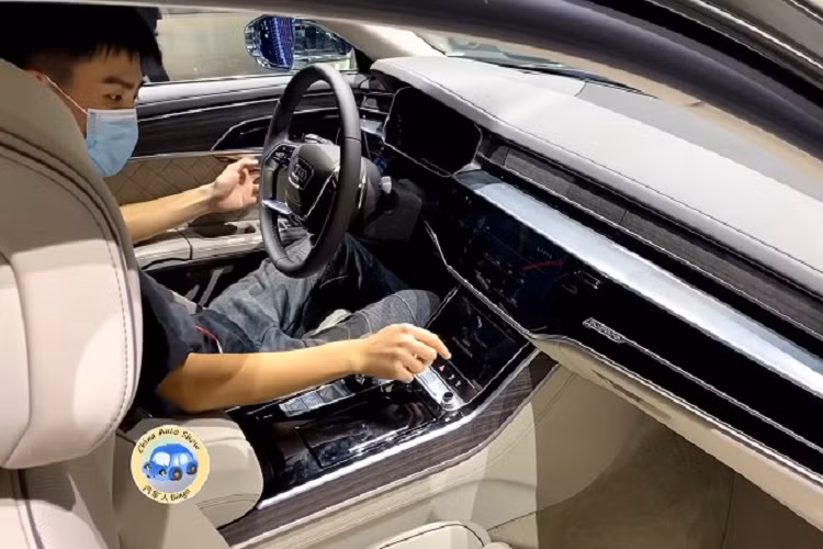 Trục cơ sở của A8 L Horch cũng dài hơn đến 130mm so với mẫu xe nền tảng là A8 L. Phần gia tăng kích thước này đem đến cho chiếc xe một cái nhìn bề thế và sang trọng hơn, với các cánh cửa kéo dài hơn đáng kể.