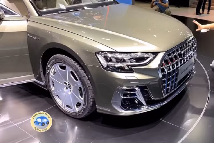 Có thể thấy hình ảnh thực tế khoang nội thất của Audi A8 L Horch với độ rộng rãi đáng kinh ngạc. Toàn bộ ghế ngồi, bệ tỳ tay trung tâm và tấm ốp cửa đều được bọc da cao cấp với họa tiết quả trám đặc trưng. Hàng ghế “ông chủ” phía sau cung cấp không gian để chân rất lớn với rất nhiều trang bị tiện nghi xứng tầm một khoang thương gia.