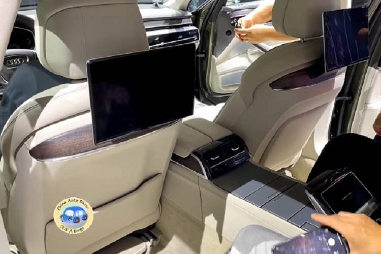 Đáng chú ý hơn, xe được trang bị bộ mâm 20 inch với thiết kế quen thuộc gợi nhớ đến Mercedes-Maybach, trong khi nắp chụp mâm có logo Horch - phân nhánh xe cao cấp hơn của Audi.