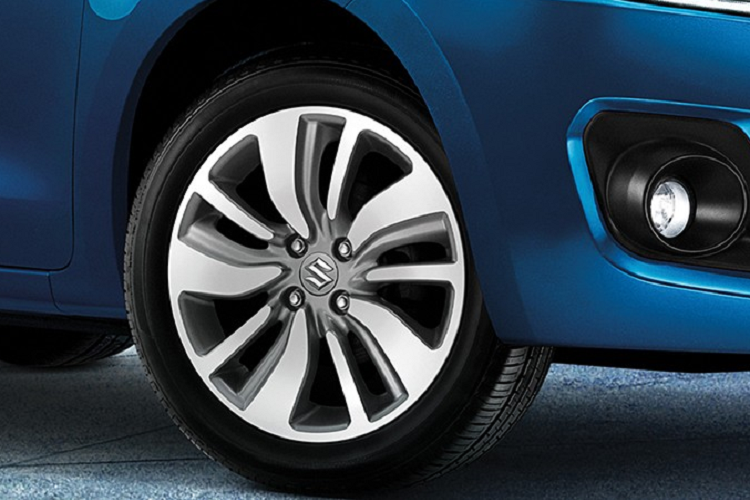 Tương tự ngoại thất, nội thất của Suzuki Swift 2021 tại Thái Lan cũng chỉ thay đổi nhẹ. Mặt táp-lô, cụm điều khiển trung tâm và bảng đồng hồ của xe đều được bê từ phiên bản cũ sang. Ngay cả chất liệu bọc ghế cũng chẳng có gì thay đổi.