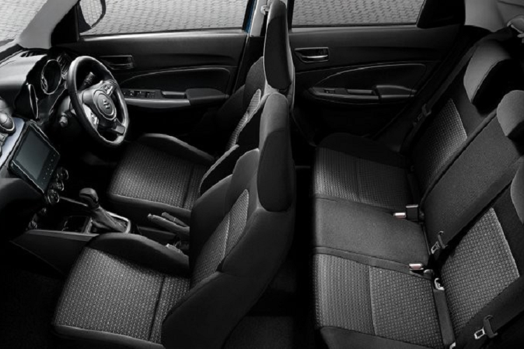 Ở bản Thái Lan, Suzuki Swift 2021 không có màn hình màu đa thông tin trong bảng đồng hồ như xe tại Nhật Bản. Bù lại, mẫu xe hatchback hạng B này được trang bị màn hình cảm ứng 8 inch của hệ thống thông tin giải trí, hỗ trợ Apple CarPlay và Android Auto ở bản cao cấp.