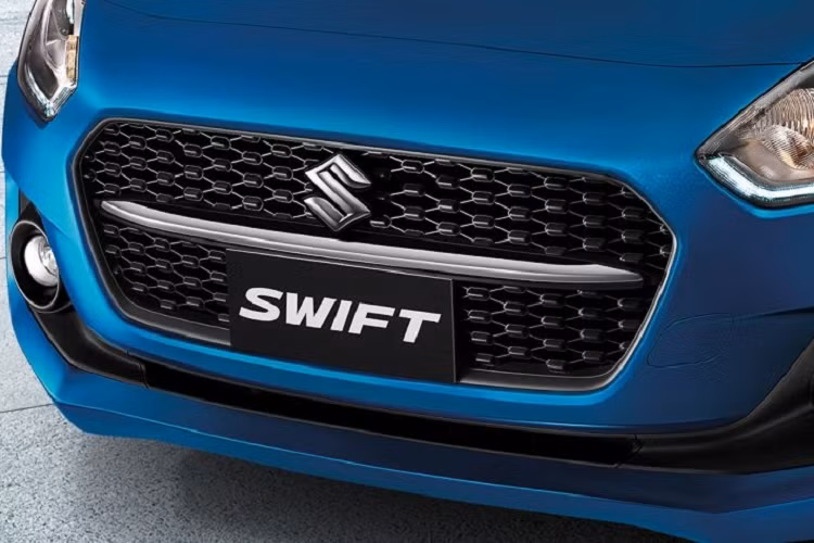 Về thiết kế, mẫu xe hatchback Suzuki Swift 2021 tại Thái Lan không có gì khác so với xe ở Nhật Bản. Xe cũng được trang bị lưới tản nhiệt với mắt lưới hình tổ ong, đi kèm nẹp mạ crôm sáng bóng ở giữa. Tiếp đến là đèn pha mới, dùng bóng LED ở bản cao cấp.