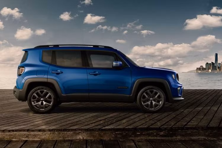 Mẫu xe cơ sở mới của Jeep dự kiến lên dây chuyền sản xuất vào tháng 11/2022 tại nhà máy Tychy, Ba Lan, xe sẽ sử dụng nền tảng Stellantis CMP giống như một loạt các mẫu xe: Citroen, DS, Peugeot, Opel và Vauxhall.