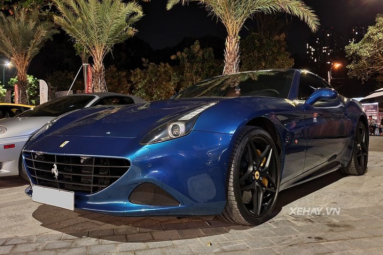 Bên cạnh đó, siêu xe mui trần còn được trang bị cả hệ thống phanh gốm-carbon của Brembo kết hợp hệ thống chống bó cứng phanh ABS, hệ thống lái và hệ thống giảm xóc mới.