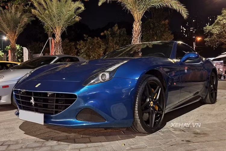 Bên cạnh đó, siêu xe mui trần còn được trang bị cả hệ thống phanh gốm-carbon của Brembo kết hợp hệ thống chống bó cứng phanh ABS, hệ thống lái và hệ thống giảm xóc mới.