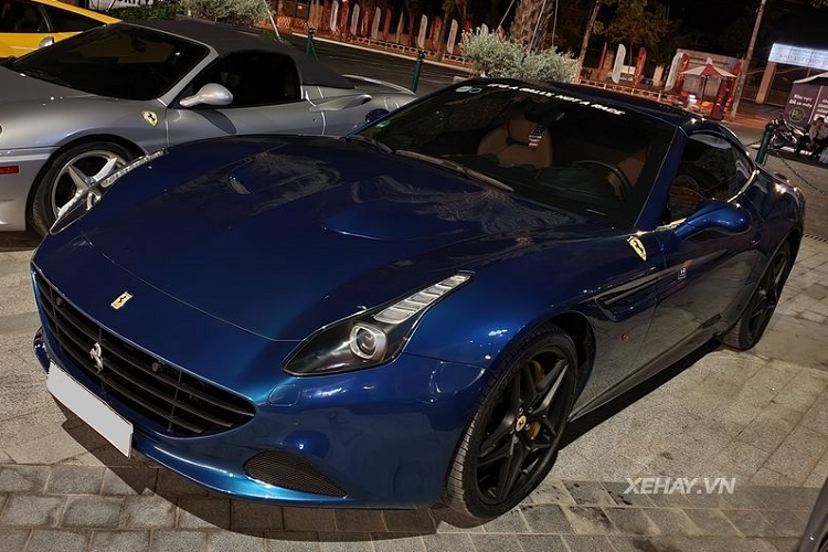 Xe sở hữu ngoại thất màu xanh dương nguyên bản, thiết kế tròn trịa quyến rũ xen lẫn những yếu tố hầm hố, khí động học. Phần mui cứng của Ferrari California T có thể đóng/mở trong 16 giây. 