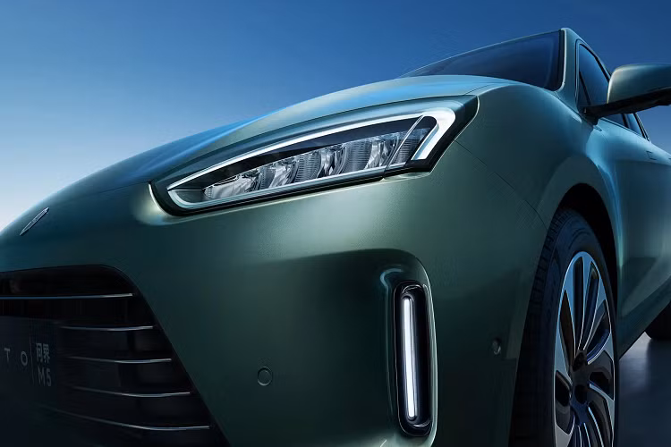 Mục tiêu của Aito M5 là cạnh tranh với Tesla Model Y, một lựa chọn rất phổ biến ở thị trường Trung Quốc. Phát biểu tại sự kiện ra mắt sản phẩm mùa đông của Huawei, Richard Yu, giám đốc điều hành kiêm CEO nhóm kinh doanh tiêu dùng của Huawei, cho biết M5 sẽ cung cấp công suất và phạm vi hoạt động cao nhất so với Model Y, nhờ chạy bằng cả điện và xăng. Cụ thể, mẫu SUV này sẽ có bộ pin 200 kWh, và hứa hẹn phạm vi hoạt động trên 1.000 km.