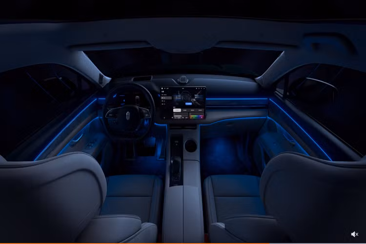 Đây rõ ràng không phải là một so sánh công bằng vì M5 cơ bản là một mẫu xe plug-in hybrid và sẽ có lợi thế một bình xăng đầy khi bộ pin hết điện. Ông Yu thậm chí còn lớn tiếng khoe khoang về sự cải tiến của M5. "Bạn sẽ biết liệu nó có cao cấp hay không bằng âm thanh. Chúng tôi có thể cung cấp trải nghiệm chất lượng yên lặng như thư viện," Yu nói.