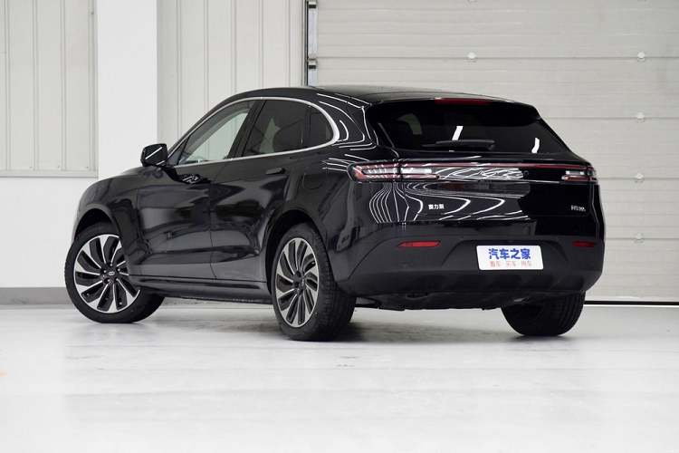 Mức giá xe Huawei Aito M5 2022 khởi điểm khoảng 250.000 nhân dân tệ (tương đương 895 triệu đồng), rẻ hơn Tesla Model Y khoảng 30.000 nhân dân tệ tại thị trường Trung Quốc. Những thông tin chi tiết hơn về Aito M5 sẽ được công bố ở thời điểm sắp giao hàng.