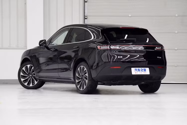 Mức giá xe Huawei Aito M5 2022 khởi điểm khoảng 250.000 nhân dân tệ (tương đương 895 triệu đồng), rẻ hơn Tesla Model Y khoảng 30.000 nhân dân tệ tại thị trường Trung Quốc. Những thông tin chi tiết hơn về Aito M5 sẽ được công bố ở thời điểm sắp giao hàng.