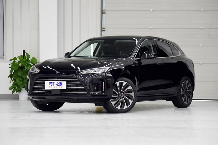 Vai trò của Huawei đối với Aito M5 nằm ở hệ điều hành thông tin giải trí. Hệ điều hành Harmony OS có thể tích hợp hoàn toàn với các sản phẩm khác của Huawei, và khách hàng thậm chí có thể sử dụng đồng hồ thông minh Huawei làm chìa khóa để khởi động xe của họ.